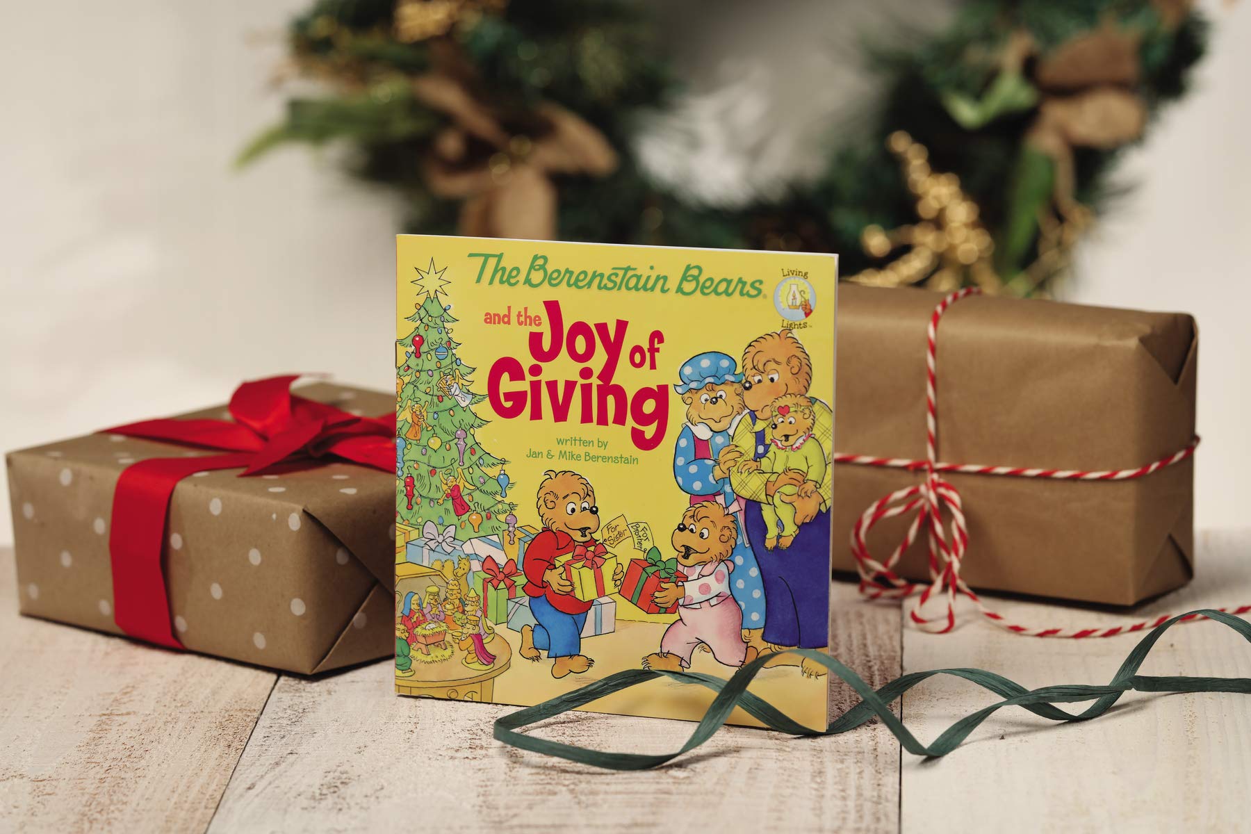 The Berenstain Bears and the Joy of Giving (Berenstain Bears Living Lights) - Christmas English Picture Book