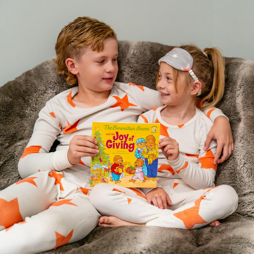 The Berenstain Bears and the Joy of Giving (Berenstain Bears Living Lights) - Christmas English Picture Book