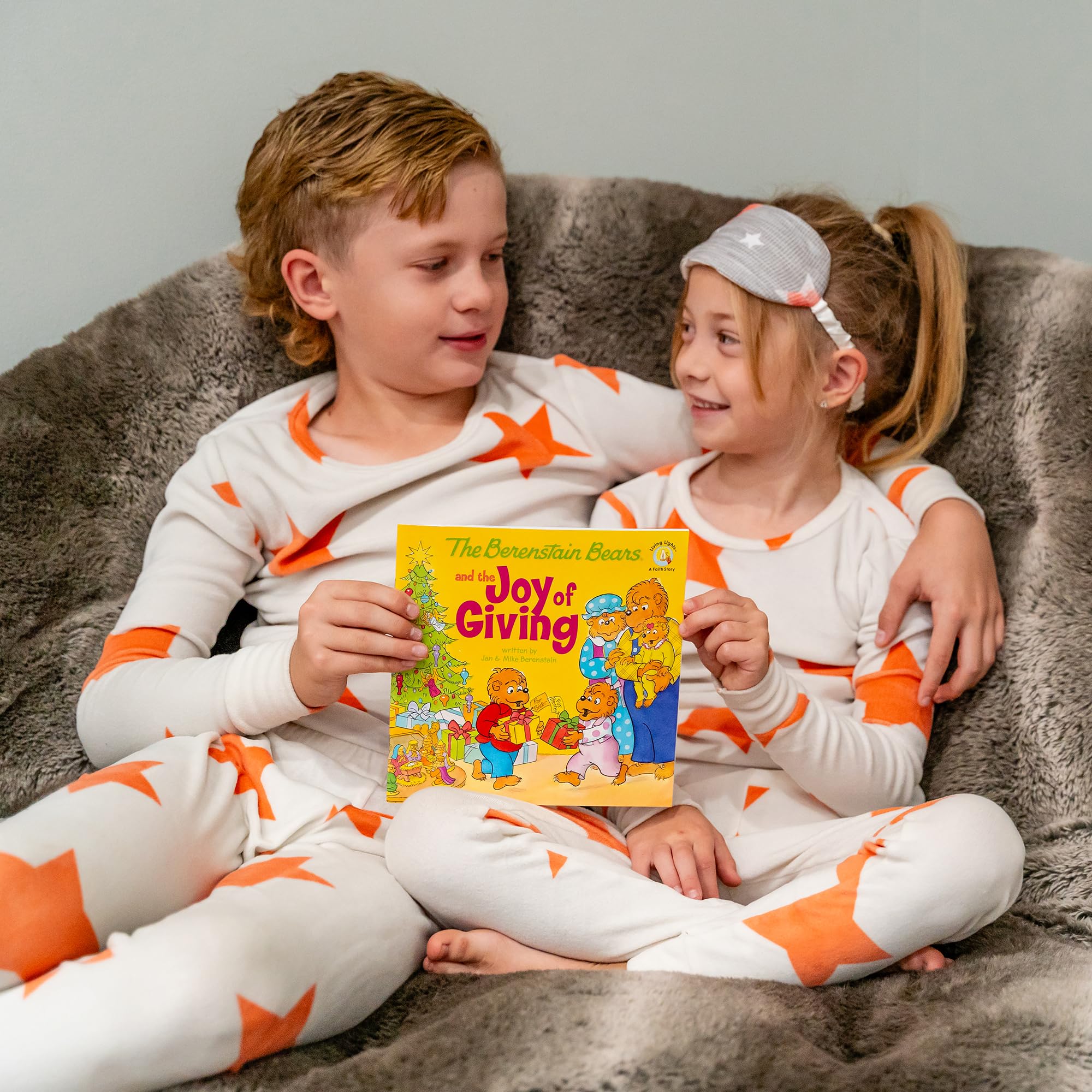 The Berenstain Bears and the Joy of Giving (Berenstain Bears Living Lights) - Christmas English Picture Book