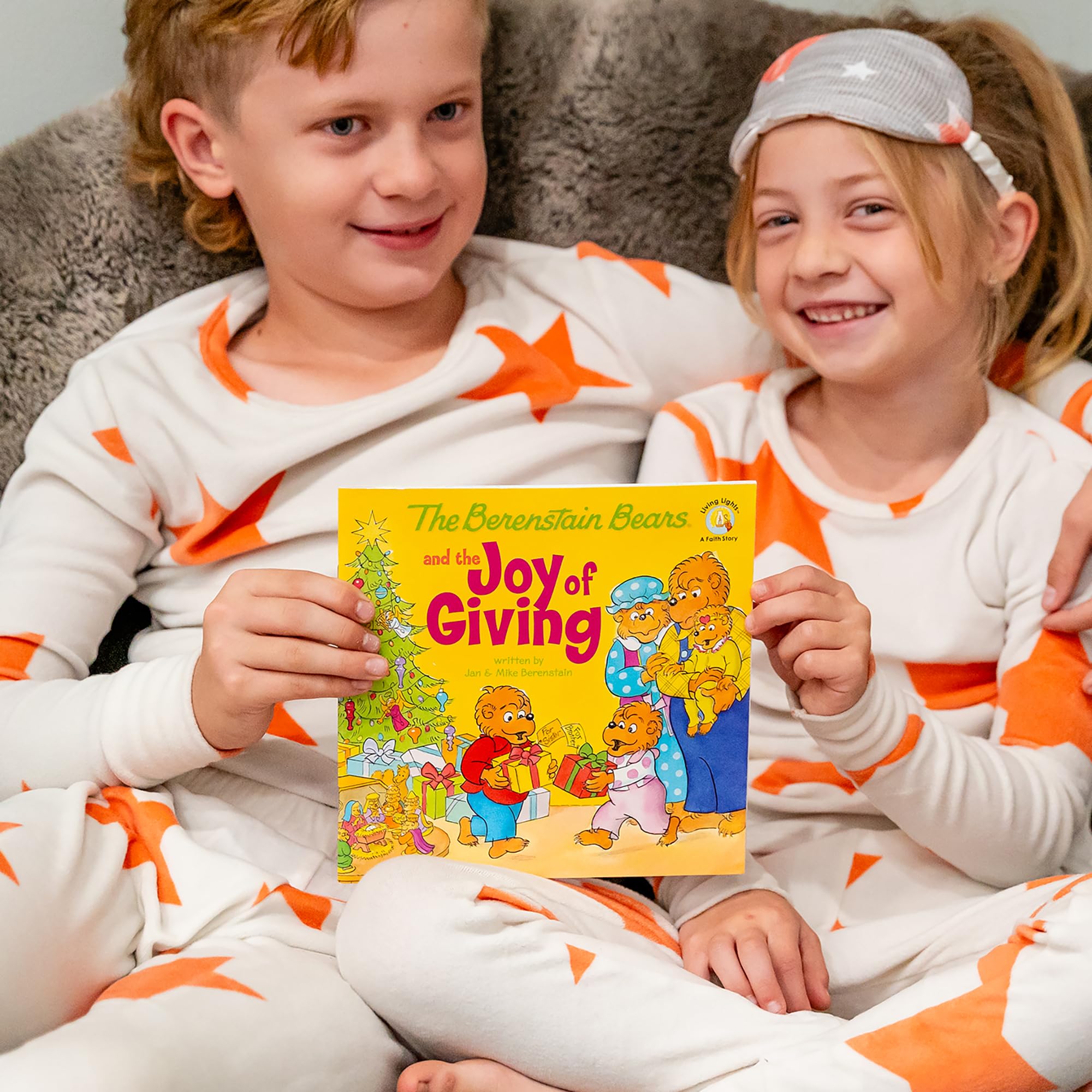 The Berenstain Bears and the Joy of Giving (Berenstain Bears Living Lights) - Christmas English Picture Book