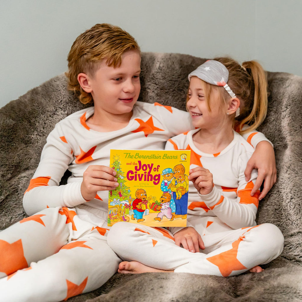 The Berenstain Bears and the Joy of Giving (Berenstain Bears Living Lights) - Christmas English Picture Book