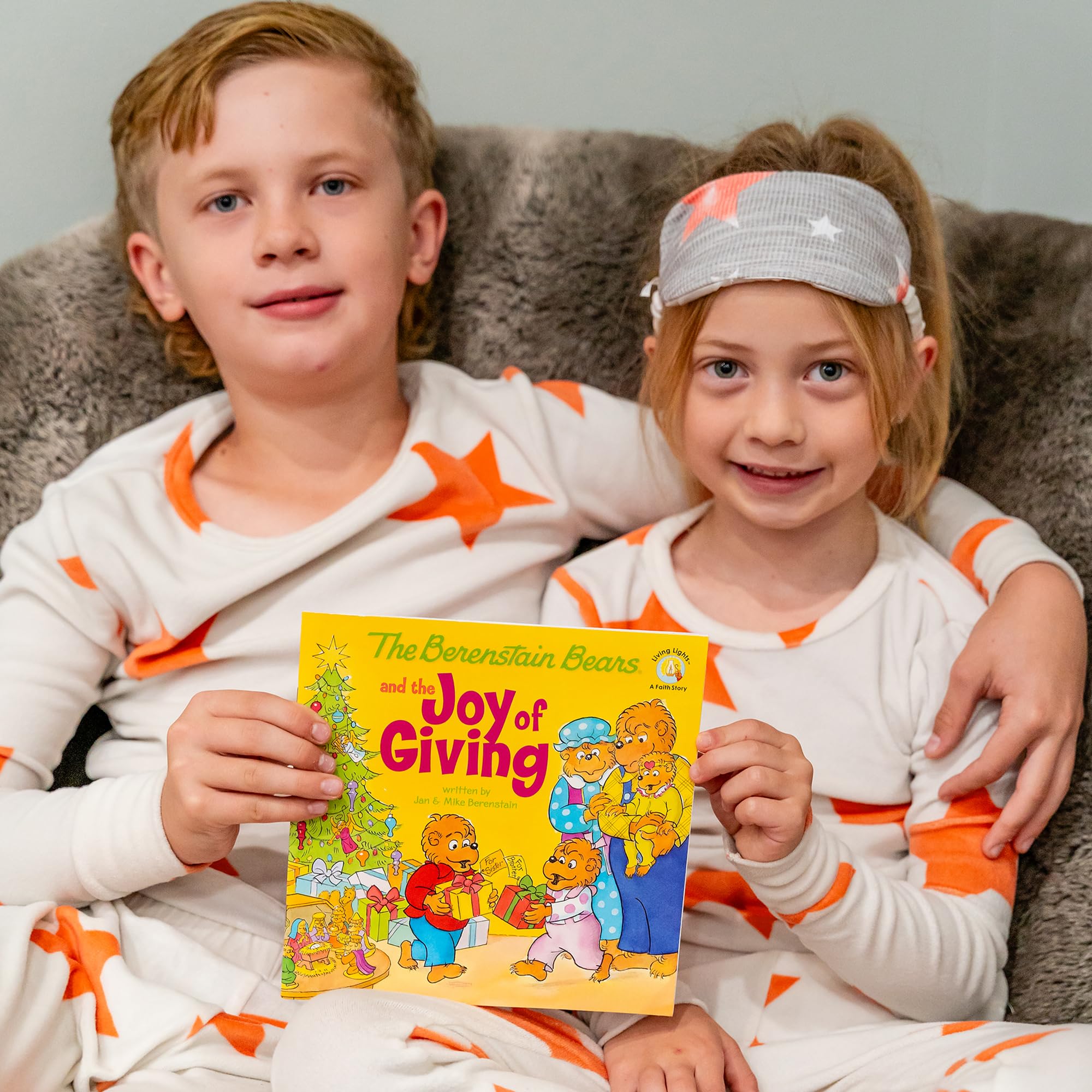 The Berenstain Bears and the Joy of Giving (Berenstain Bears Living Lights) - Christmas English Picture Book