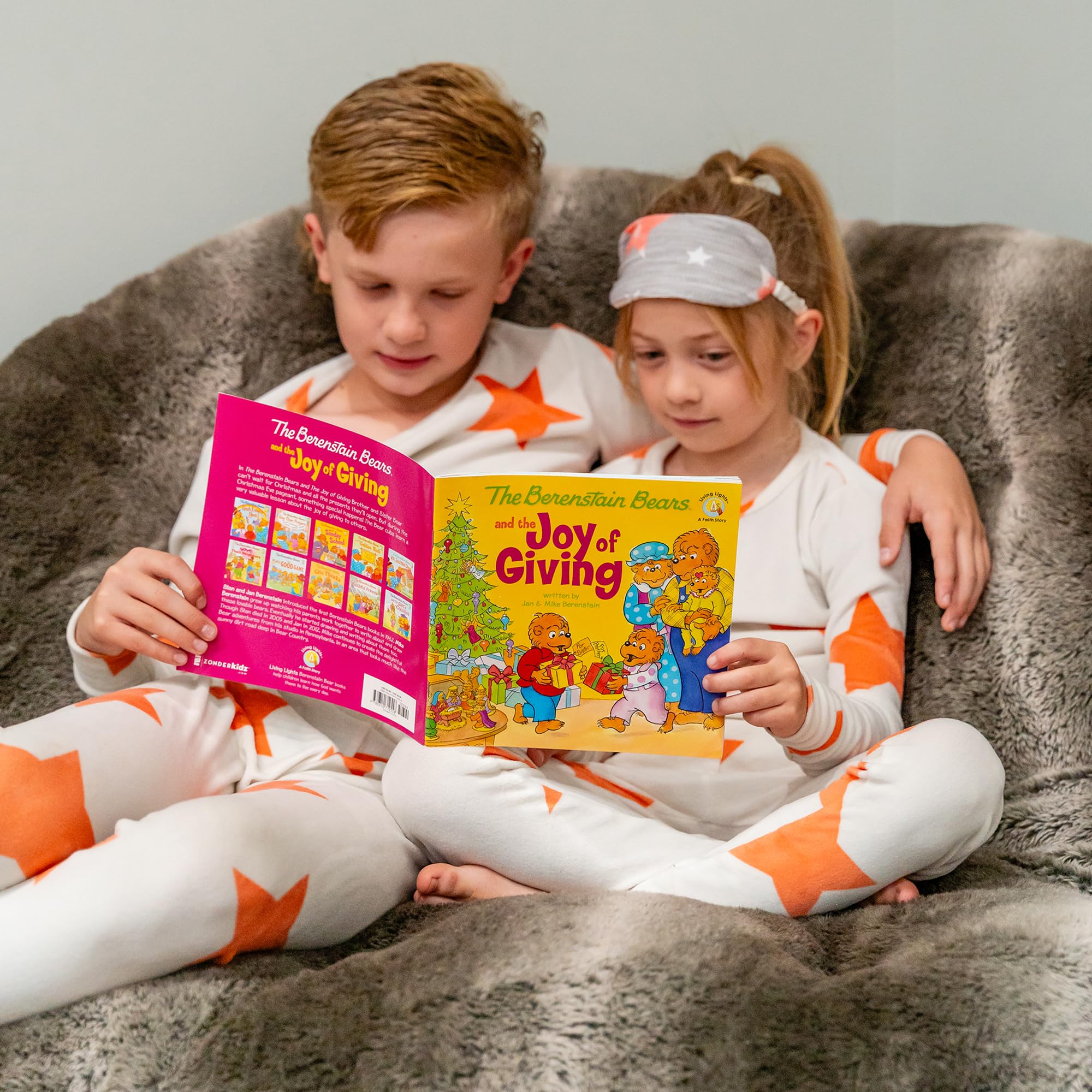 The Berenstain Bears and the Joy of Giving (Berenstain Bears Living Lights) - Christmas English Picture Book